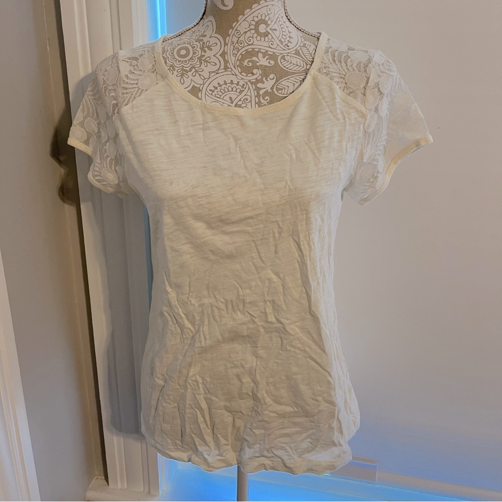 Gap t shirt size small white lace detail